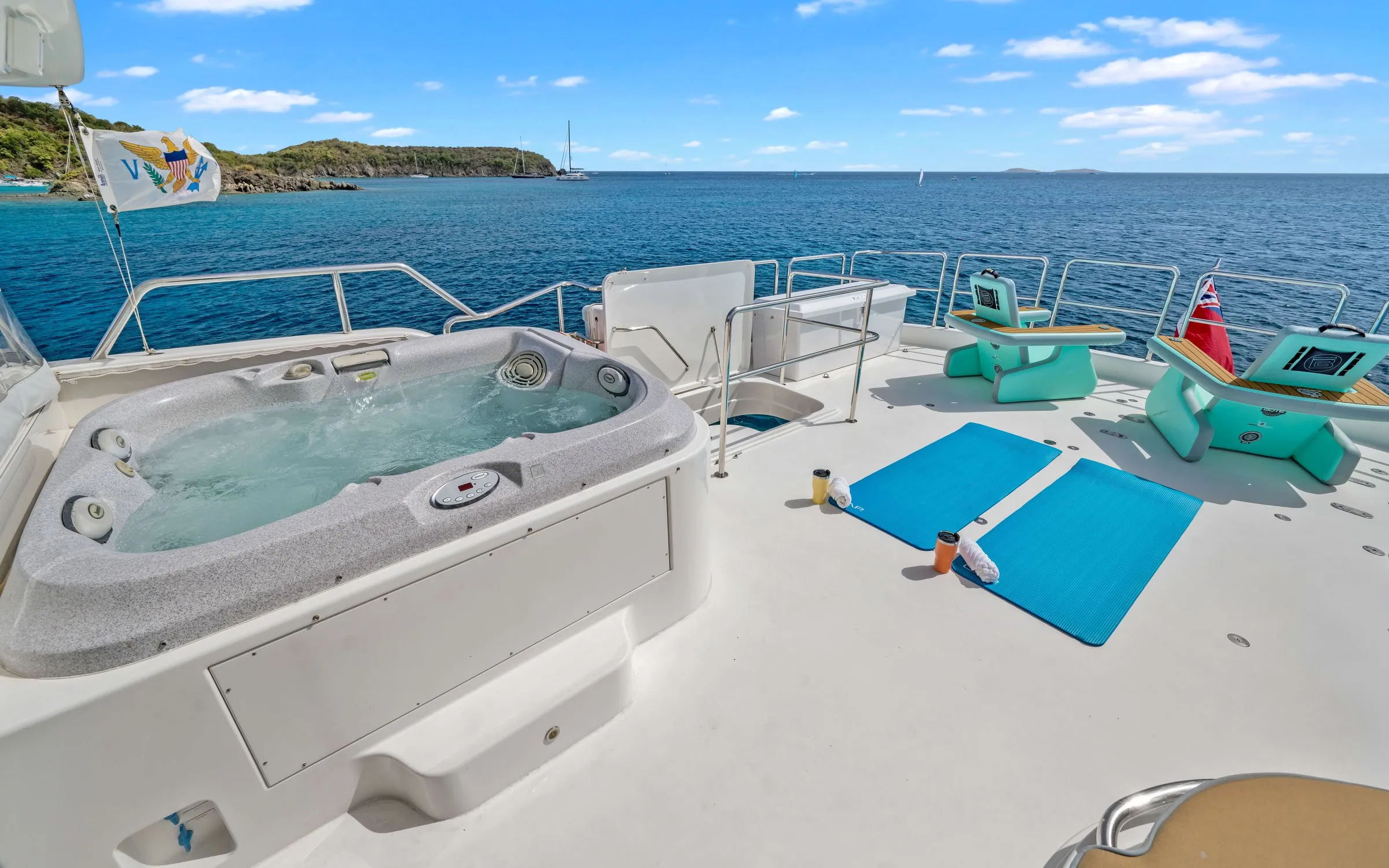 Flybridge Jacuzzi and sunpad